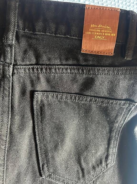 Jeans: Jeans only  – Usato da Därstetten venduto da yas_pb5r