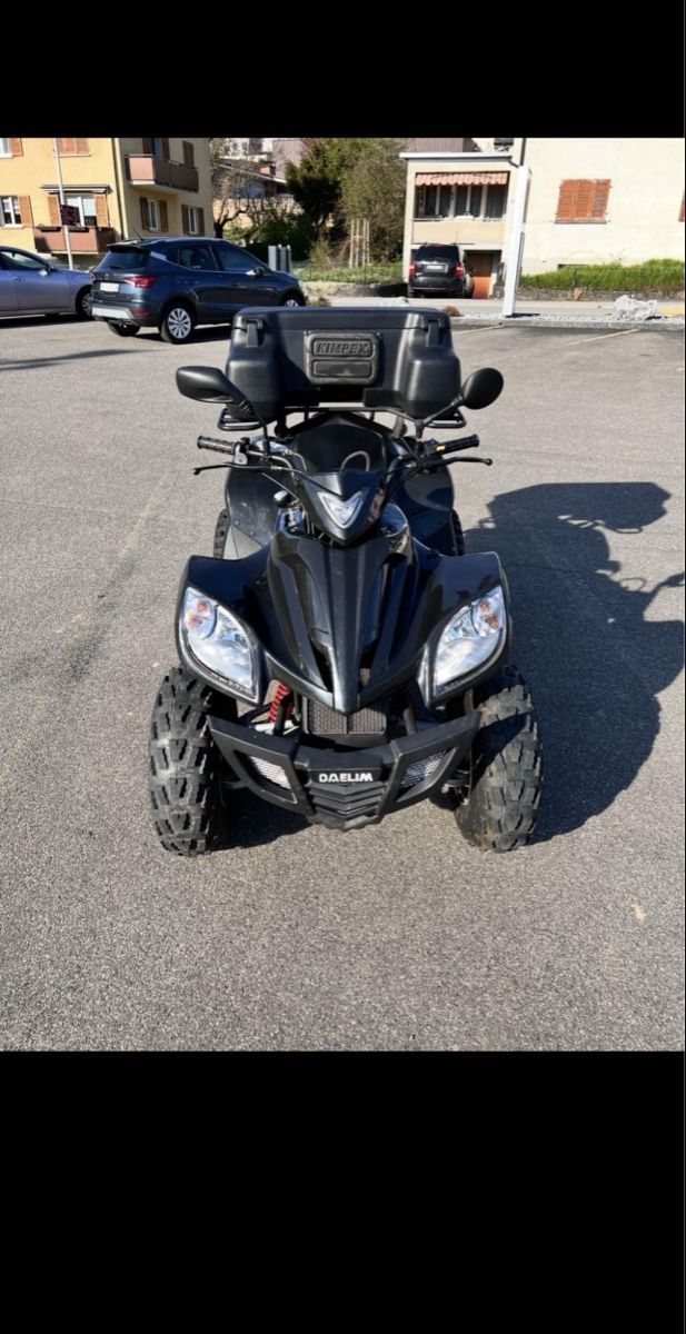 Quads: Quad Daelim schwarz mit Heckbox – D'occasion à Untersiggenthal par sal_b9fv