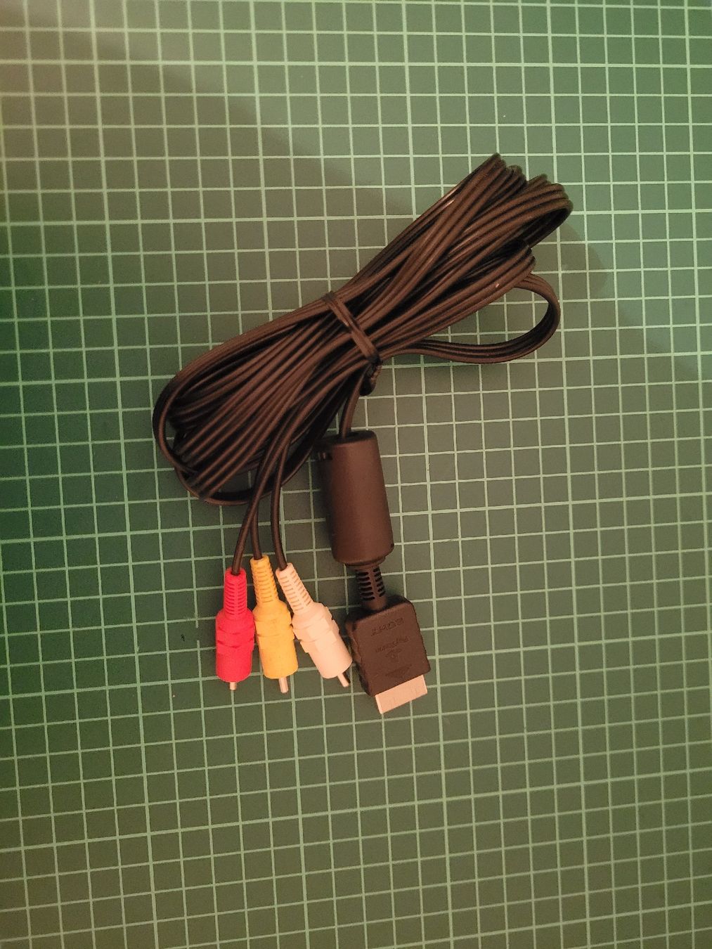 Sony Cavi: Playstation 2 AV Cable - Excellent Condition - For Retro Fun – Usato da Meyrin venduto da Retro-GZ