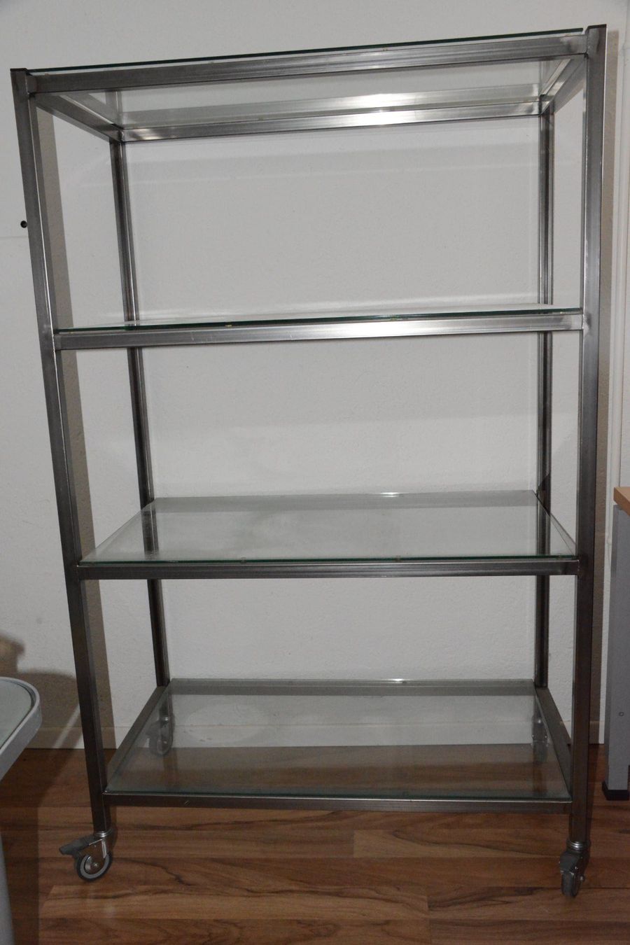 Scaffali: Modernes Glasregal auf Rollen – Usato da Winkel venduto da hei_m69t