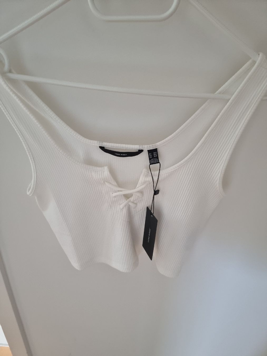 Vero Moda Top: Weisses Coptop von Vero Moda – Nuovo e nell'imballaggio originale da Altstätten SG venduto da melii._.98