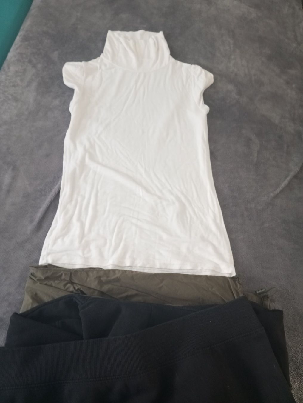 Kleiderpakete: Hose, Pullover & Kurzarm Shirt – Gebraucht aus Amriswil von cbe_cr6q 4