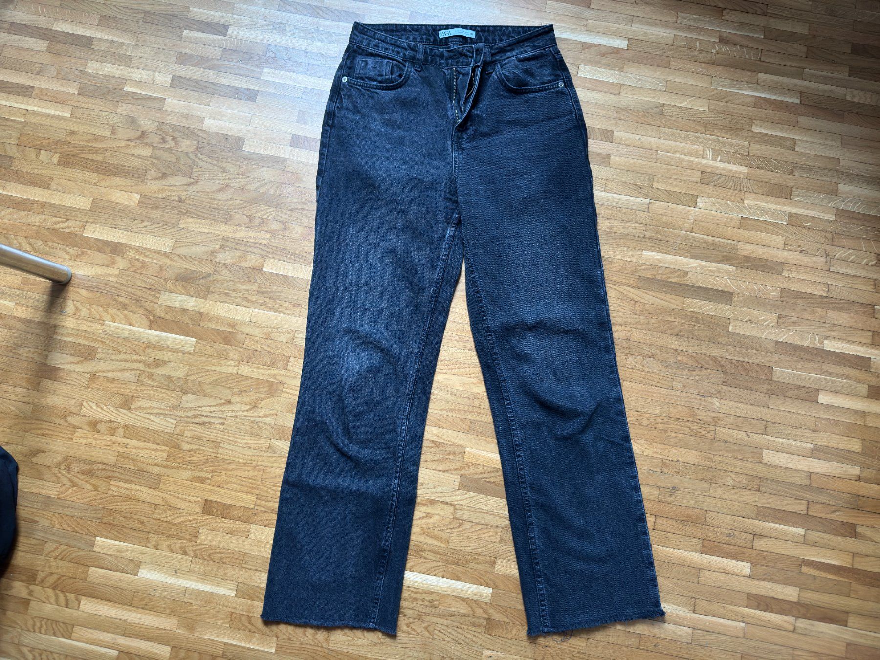 Zara Jeans: Zara grey jeans frayed hem size 36 button missing – Difettoso da Lausanne venduto da brixton