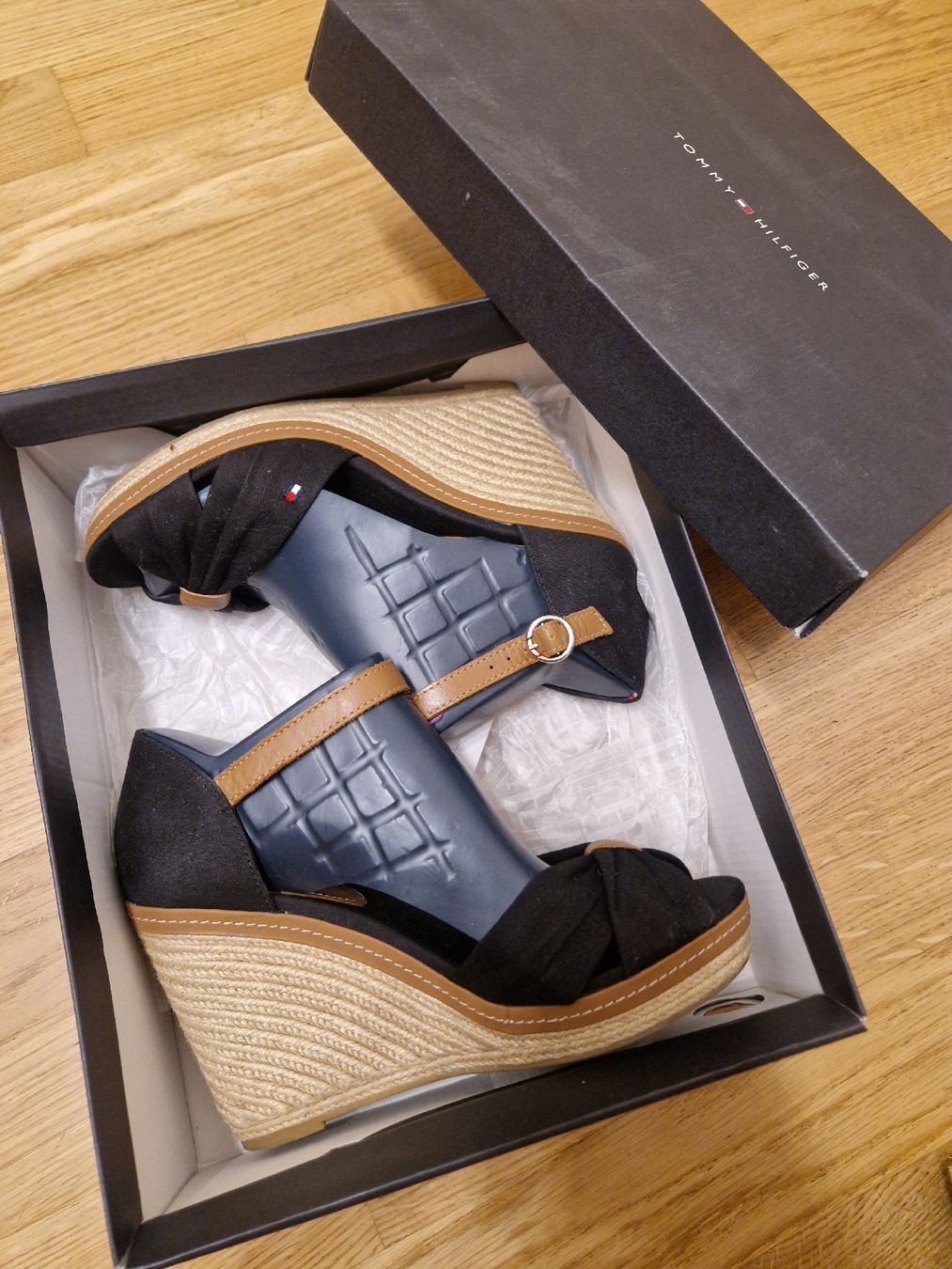 Tommy Hilfiger Scarpe da donna: Sandales compensées Tommy Hilfiger T39 – Nuovo (secondo la descrizione) da Penthaz venduto da Sosotroc 2