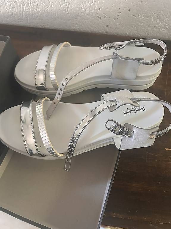 Scarpe da donna: Sandalo bianco e argento confortevole – Usato da S. Vittore venduto da mar_qdm8 1