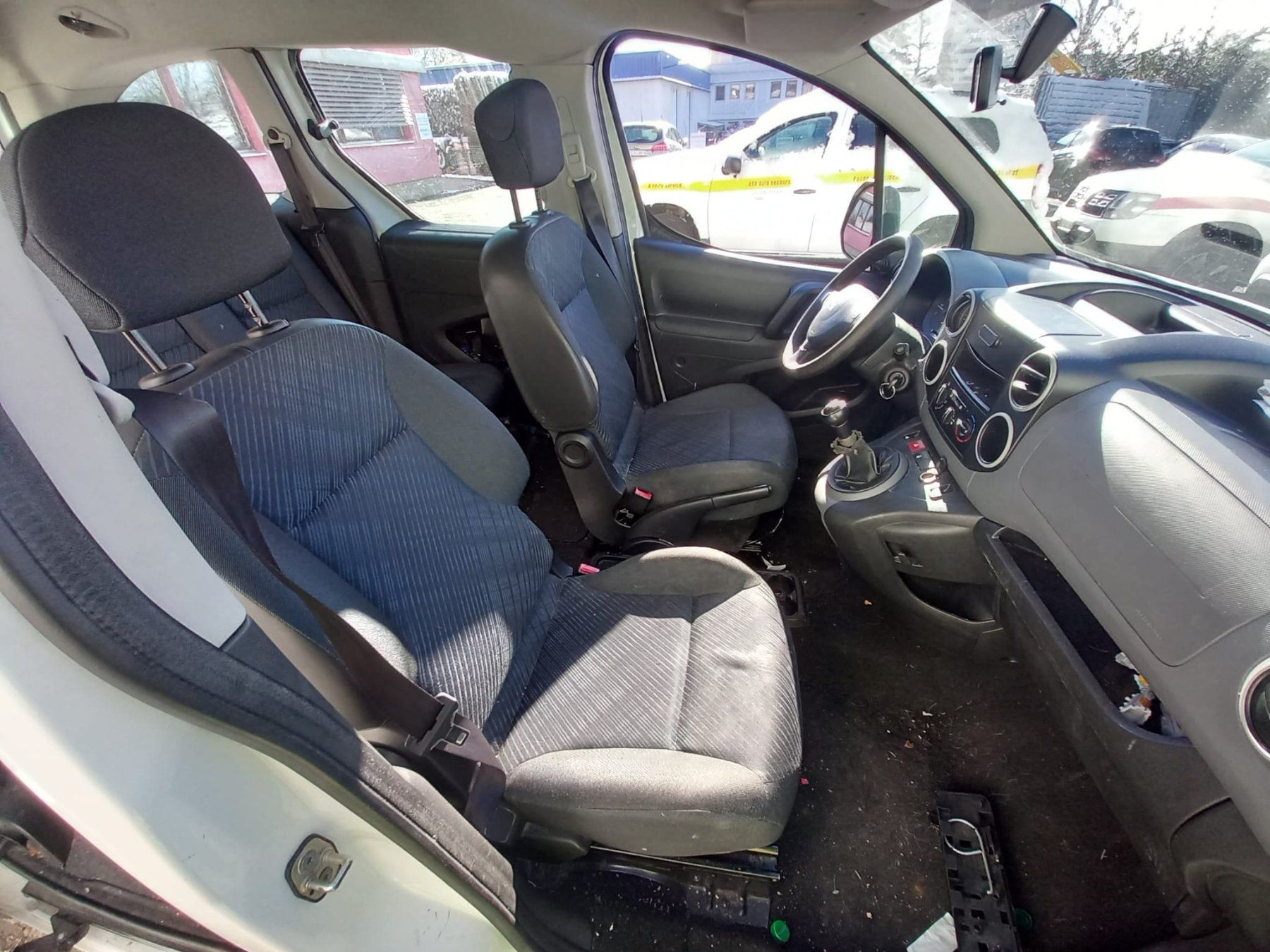 Peugeot Véhicules utilitaires: Peugeot Partner 1.6i 98 – D'occasion à Lausanne par  4