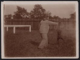 6 Fotografien Hunde Trainer im Schutzanz