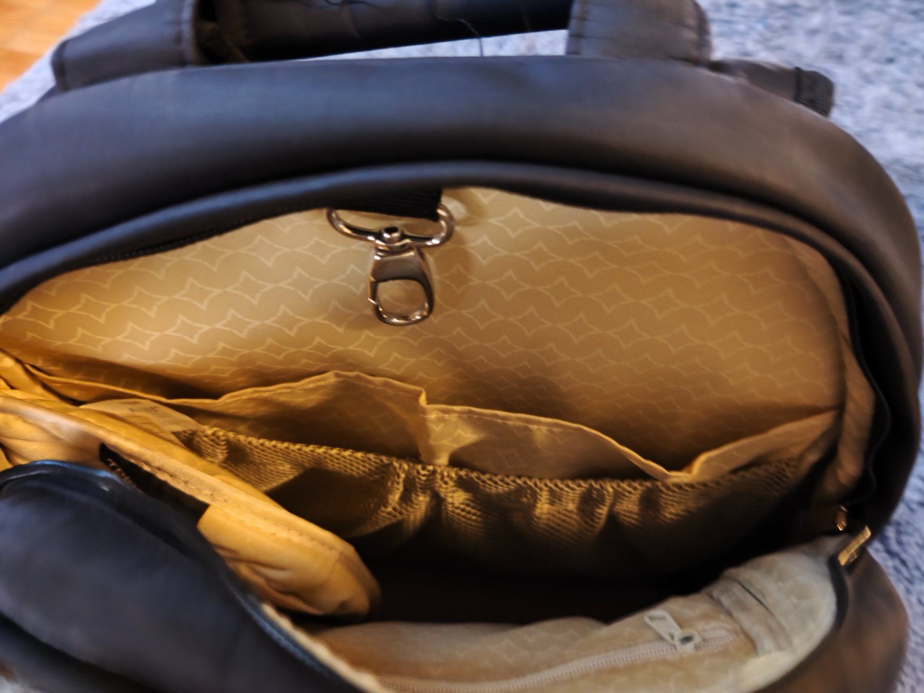 Zaini: Avent Philips Wickelrucksack schwarz/dunkelblau – Usato da Uster venduto da zebralino 1