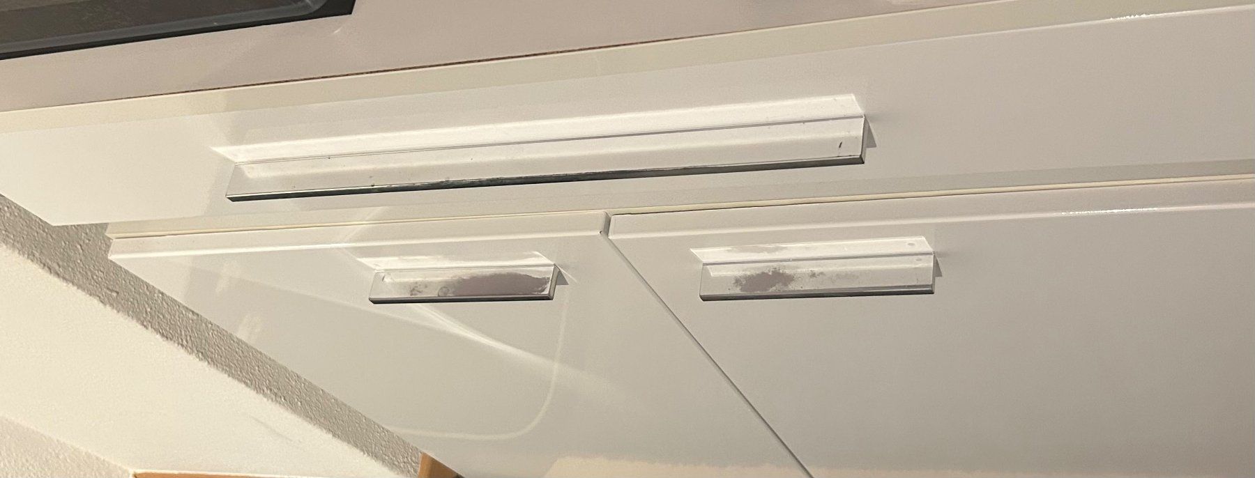 Commodes: Kommode weiss mit LED Licht – D'occasion à Wohlen AG par Zengad 1