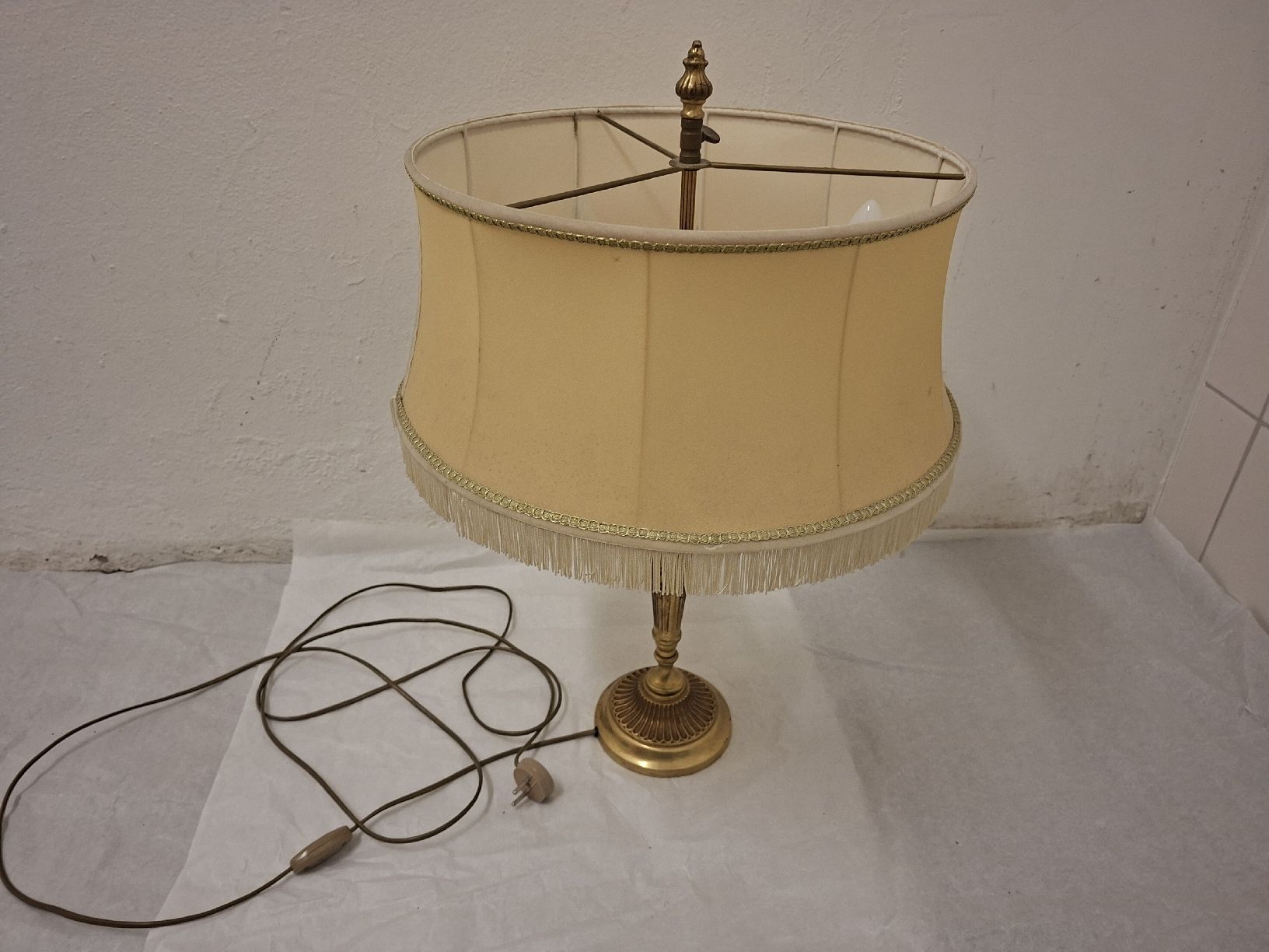 Lampen: Tischlampe Messing goldfarben mit Schirm  – Gebraucht aus Olten von Mezopotamya