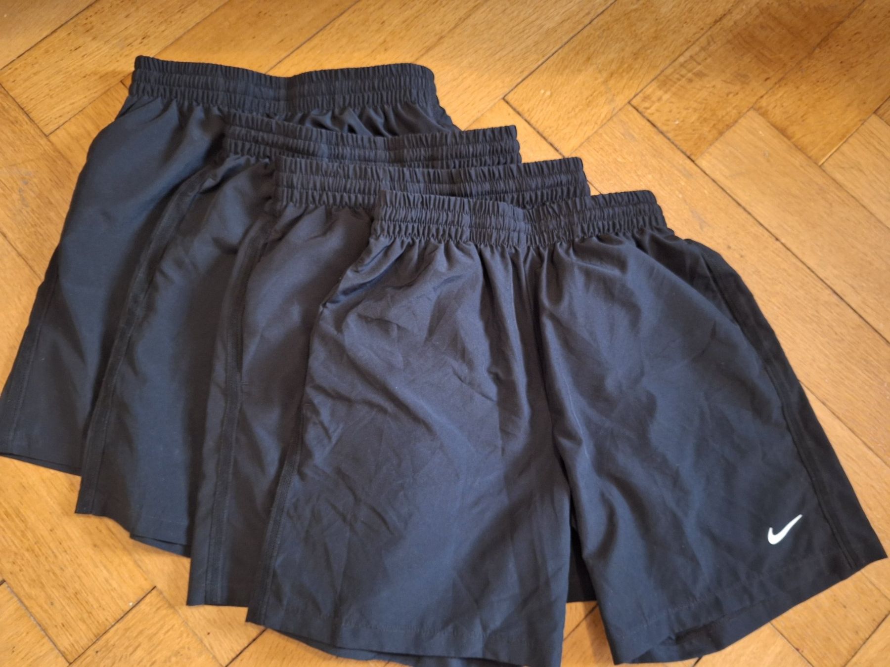 Nike Pantaloni: 4er-Pack Nike Shorts, Grösse 137-147 – Usato da Basel venduto da RomyRennard