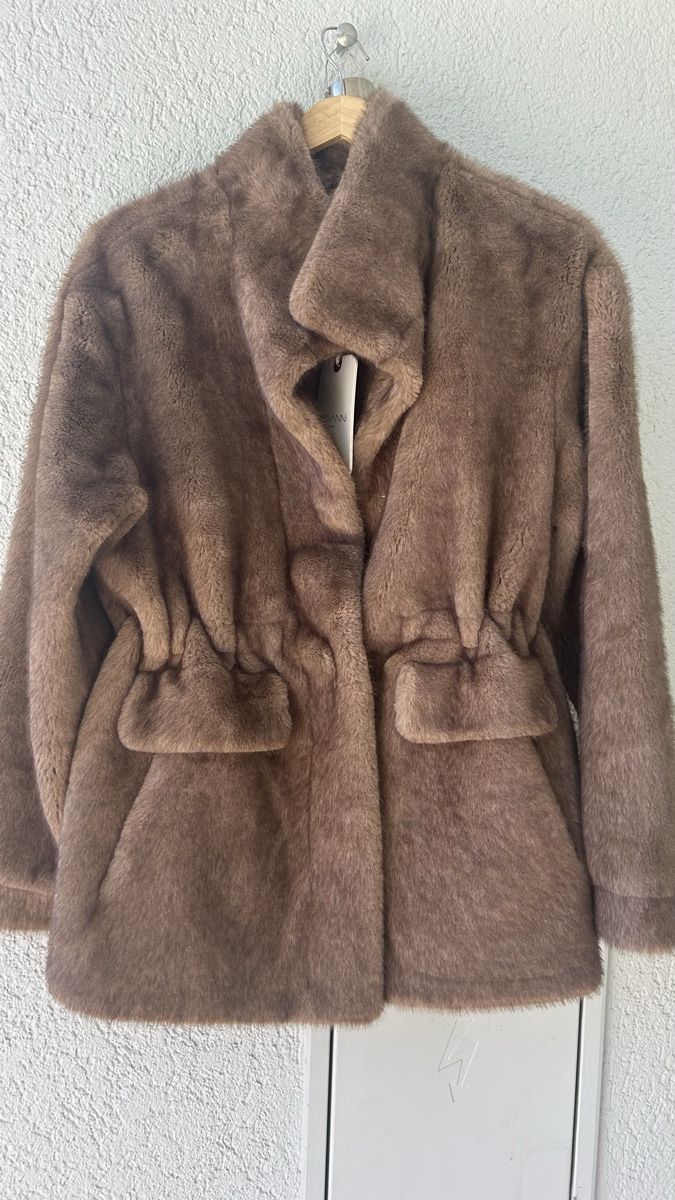 Veste Paris fausse fourrure neuve (Neuf avec emballage d'origine) à ...