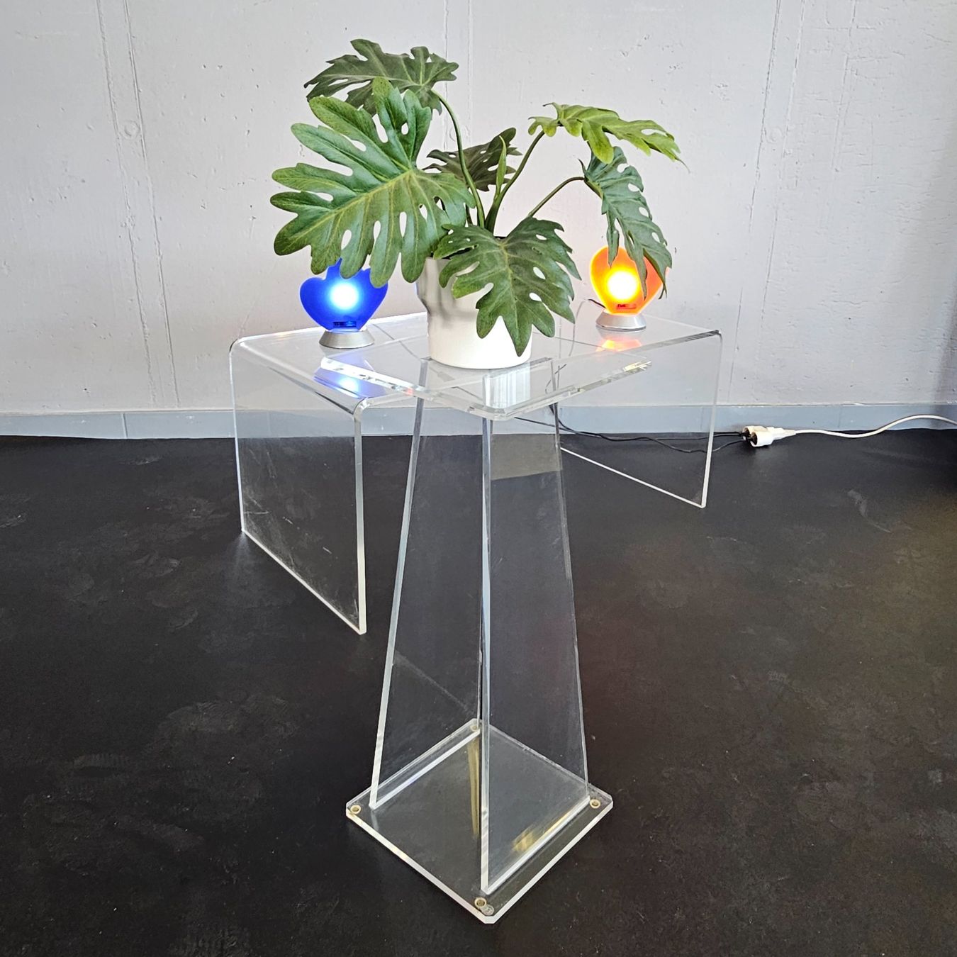 Altro per la casa: Vintage Blumensäule, Blumenständer Plexiglas. Floor Stand – Usato da Nottwil venduto da Wondewa-Shop