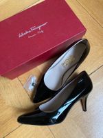 FERRAGAMO BLACK PATENT KITTEN HEEL PUMPS, GR. 39.5, MIT OVP!