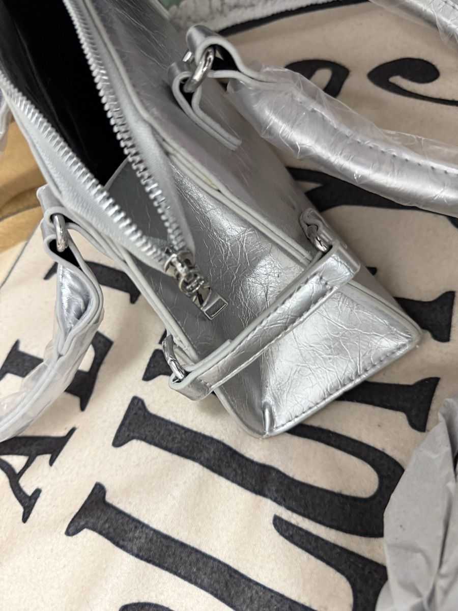 Borse da donna: Silver Handbag Trapezoid Shape New – Nuovo e nell'imballaggio originale da Siggenthal Station venduto da tha_2yxs 2