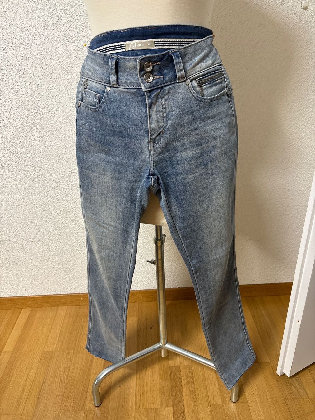 Nile Jeans: Lässig Nile Jeans XS – Neu (gemäss Beschreibung) aus Maienfeld von 8796