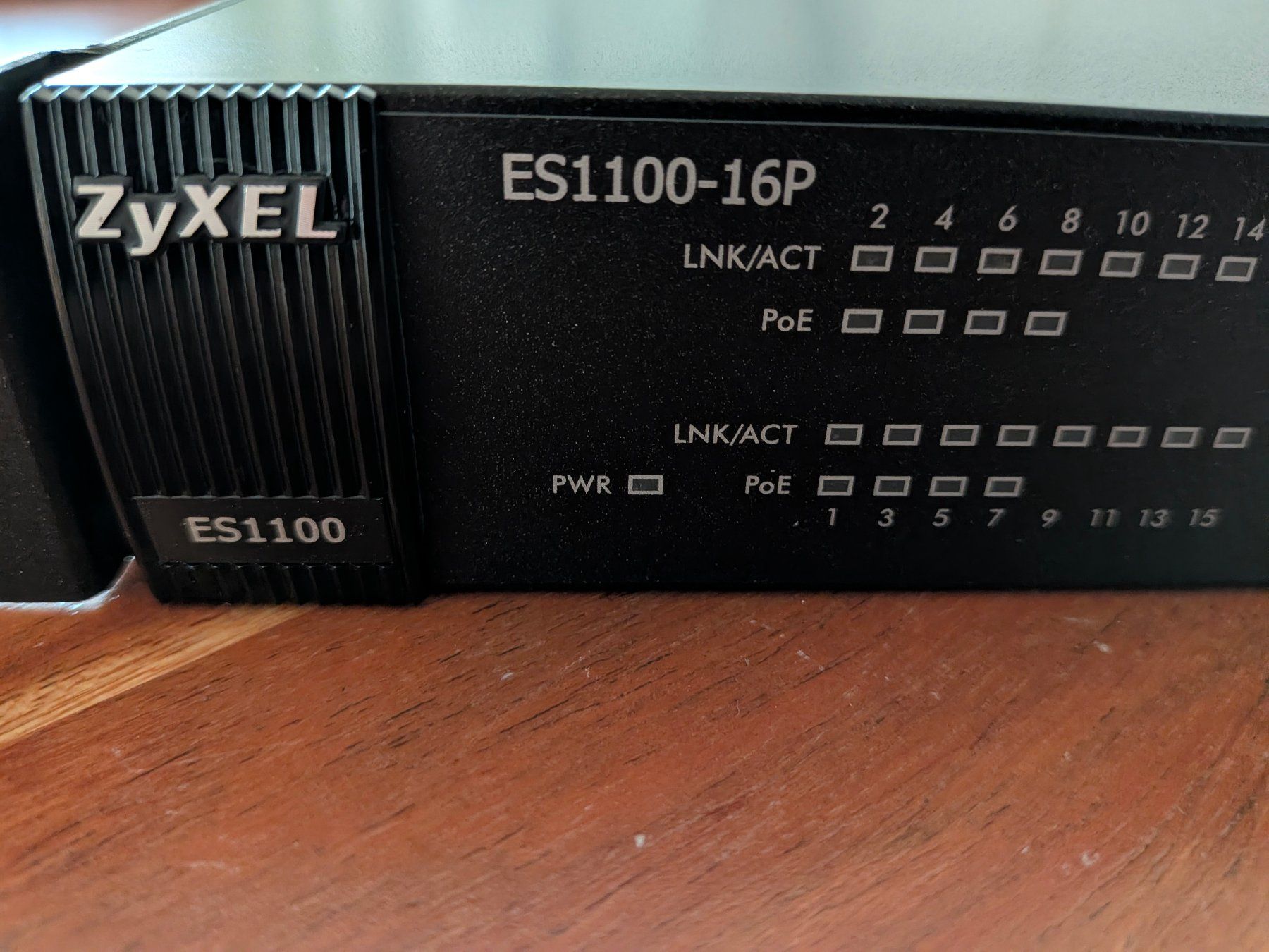 Zyxel Hubs & Switches: Zyxel ES1100-16P PoE Switch – D'occasion à Amriswil par hardware_uschi 1