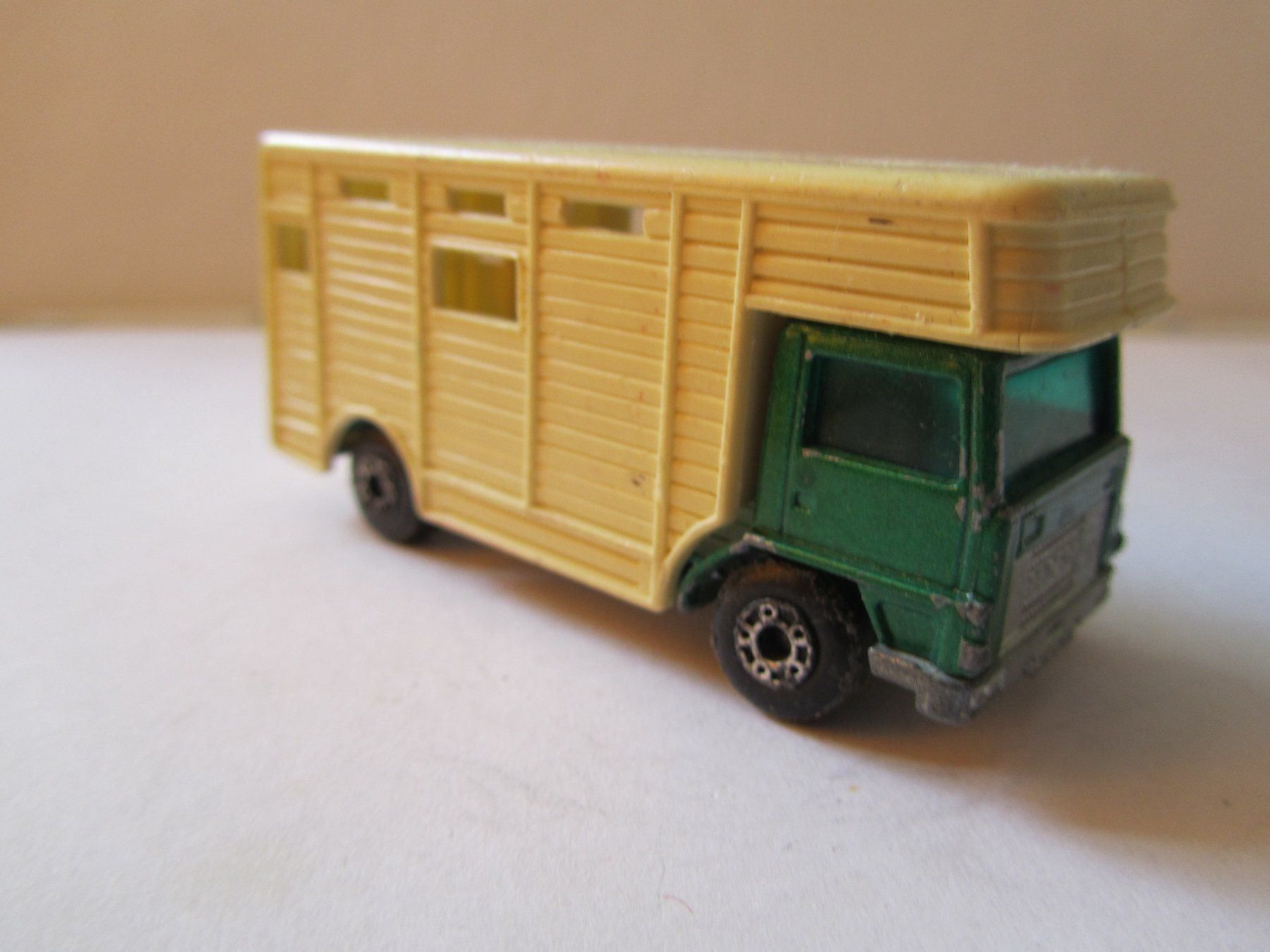 Matchbox Modellini d'auto: Horse-Box, Matchbox Superfast, Nr. 40 B – Usato da Weiningen ZH venduto da dietsch57 1