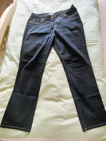 Gut erhaltene Damen Jeans, dunkelblau, Grösse 46, Top Zustan