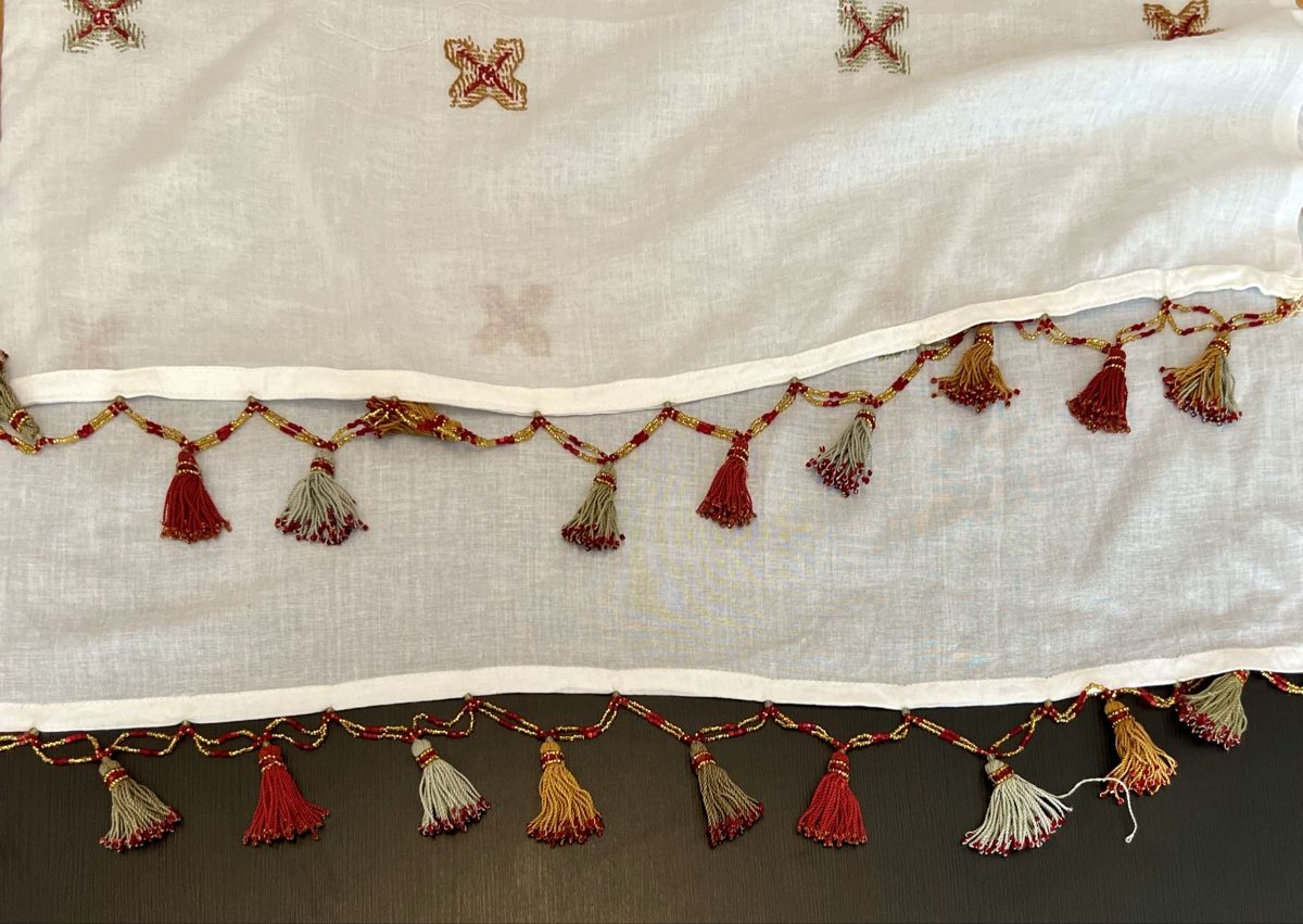 Altra biancheria da tavola: Nappe blanche en coton avec broderies et pompons! – Nuovo (secondo la descrizione) da Genève venduto da DELIRBEADS 1