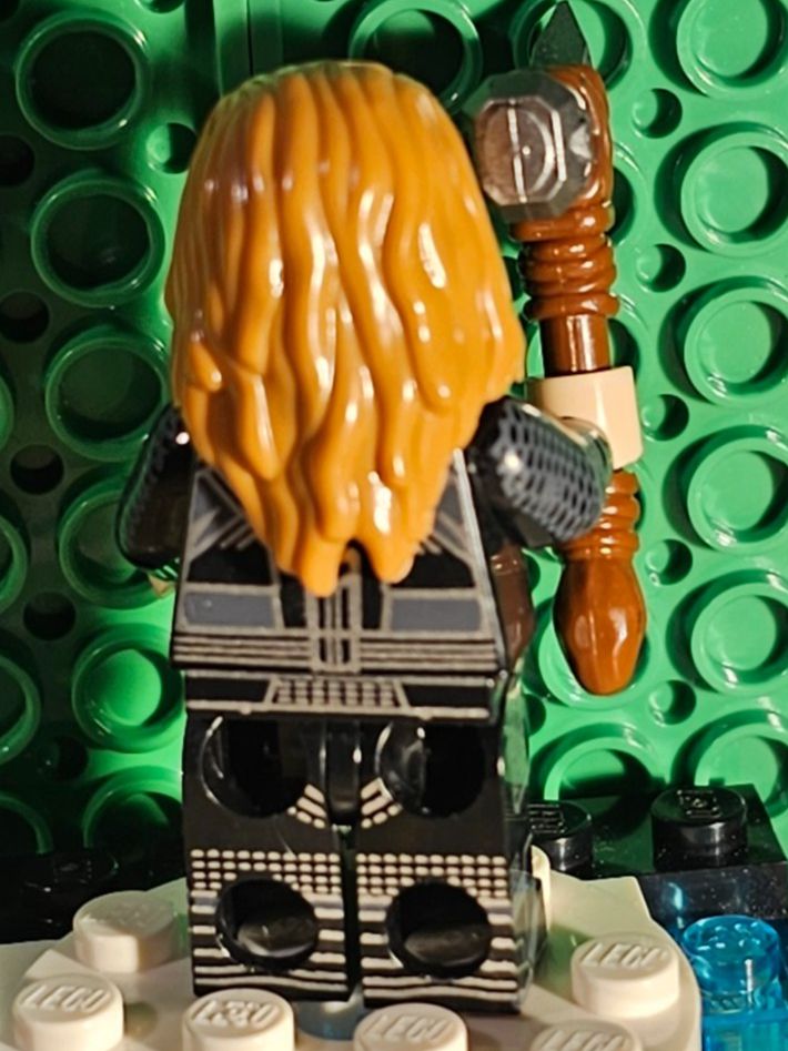 Lego Figurines: LEGO Thor Figur mit Axt und Umhang – D'occasion à Oberuzwil par Peppi56 2