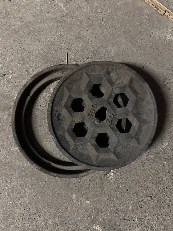 Etangs & Fontaines déco.: Gussrost, Gussdeckel, Deckel, Schachtdeckel, DN 200  mm – D'occasion à Oberschrot par baldachin01