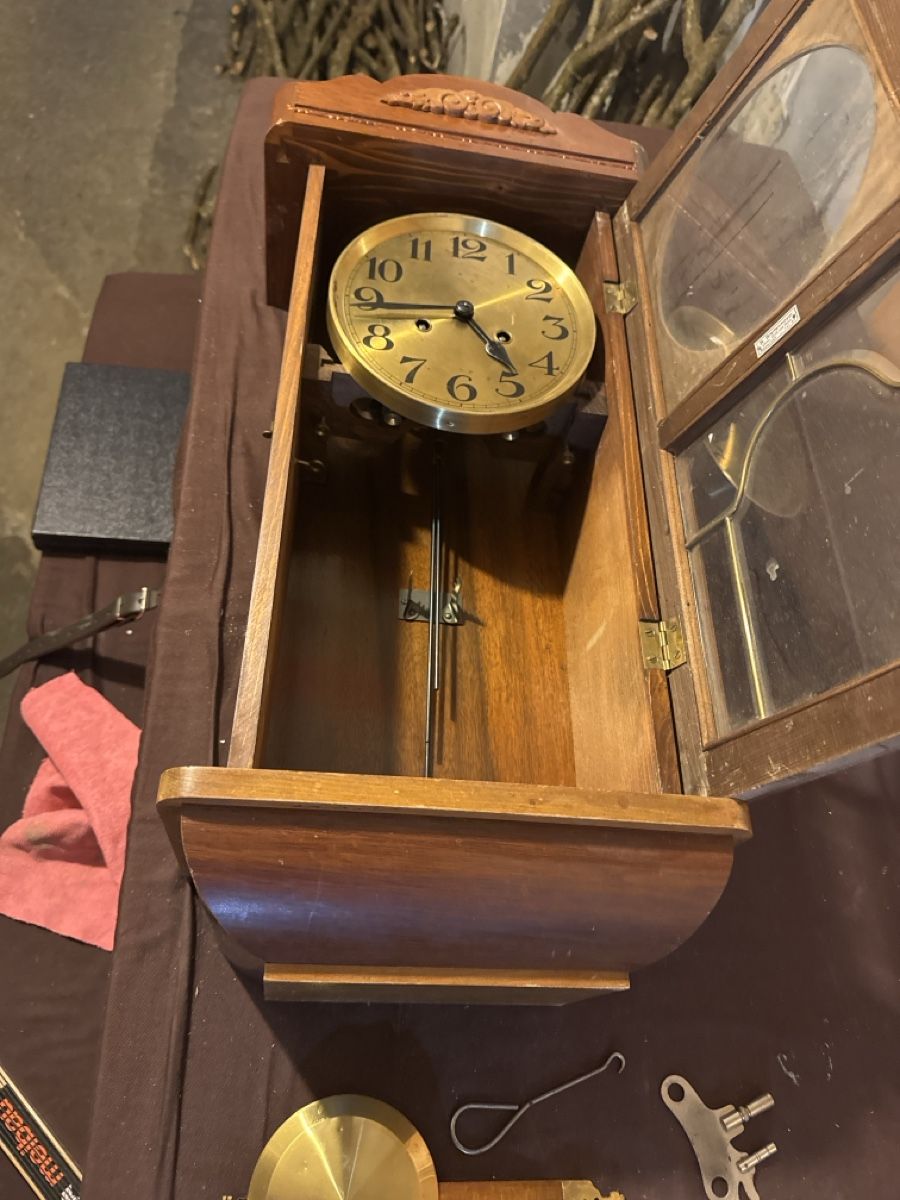 Swiss Uhren: Wanduhr mit Pendel Holzgehäuse – Gebraucht aus Herisau von Brockinet 3