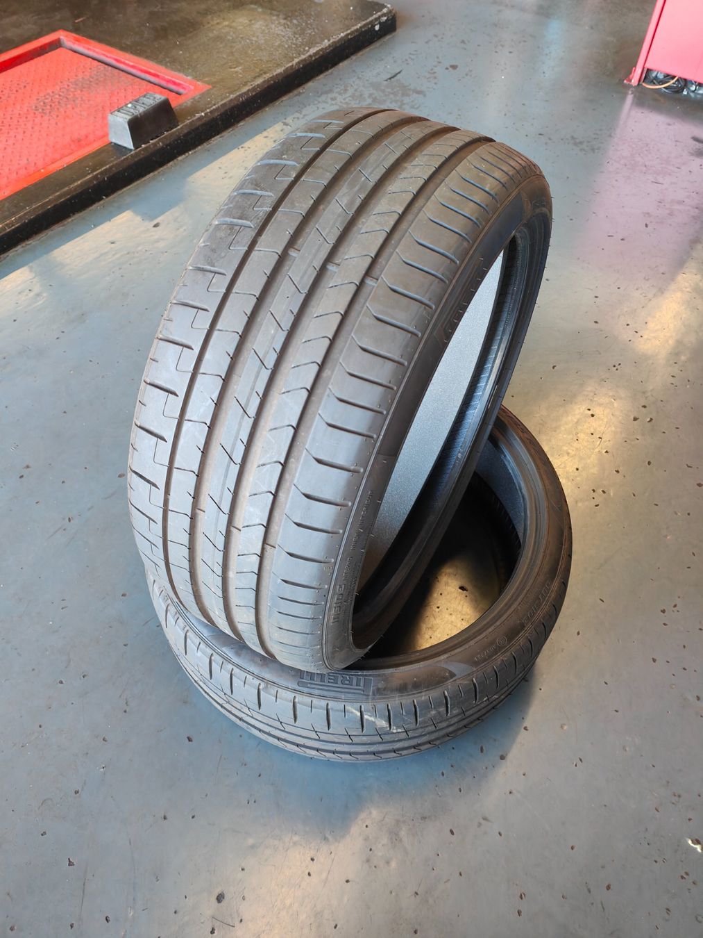 Pirelli Pneus & Kompletträder: 235/35 R20 Sommerreifen – Gebraucht aus Oberengstringen von Reifen-Lagerverkauf