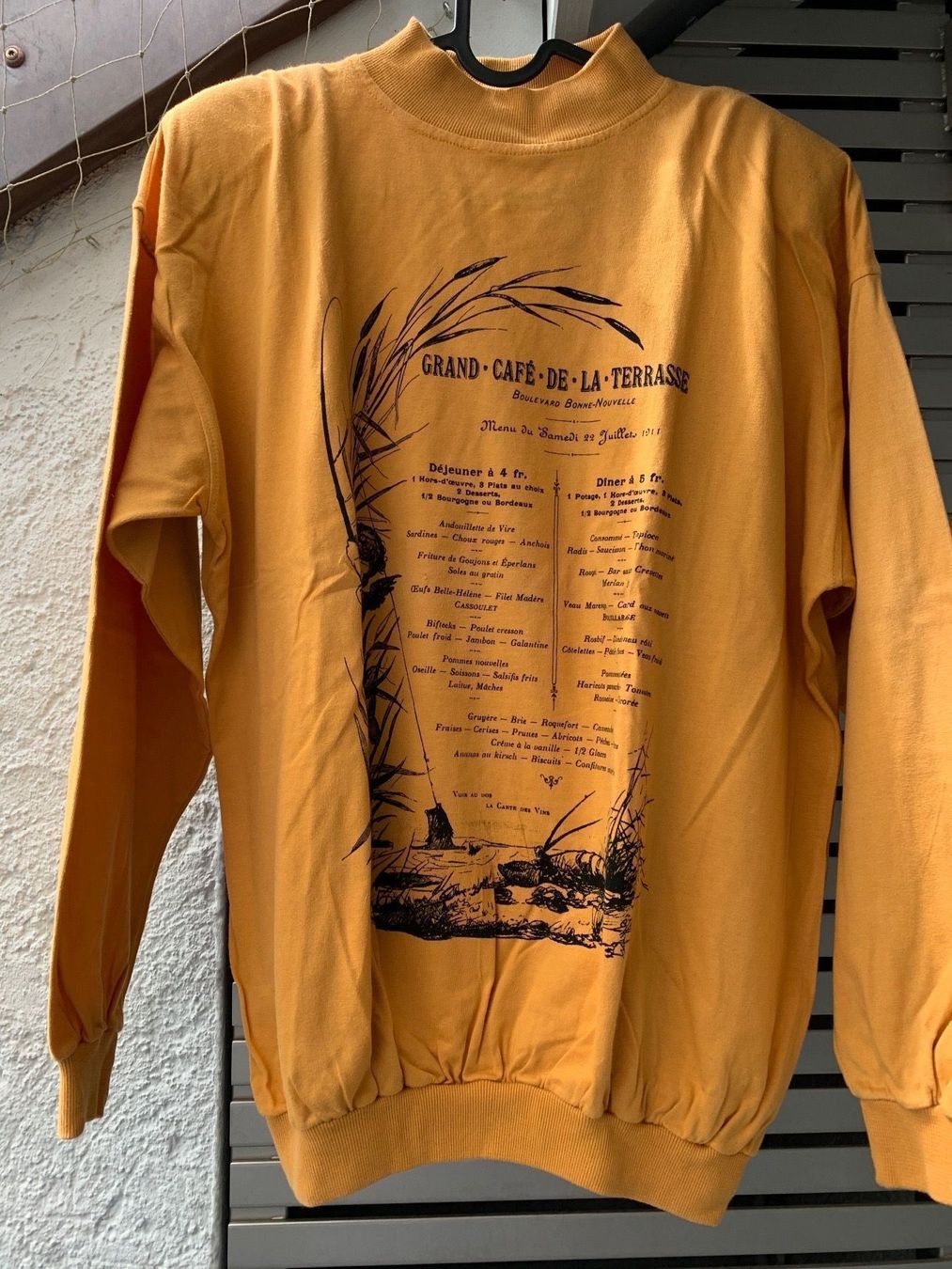 Pullover & Sweatshirts: Sweat jaune orange – Gebraucht aus Lausanne von milou201619