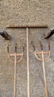 Werkzeug aus Holz. 2 Rechen und 1 Gabel