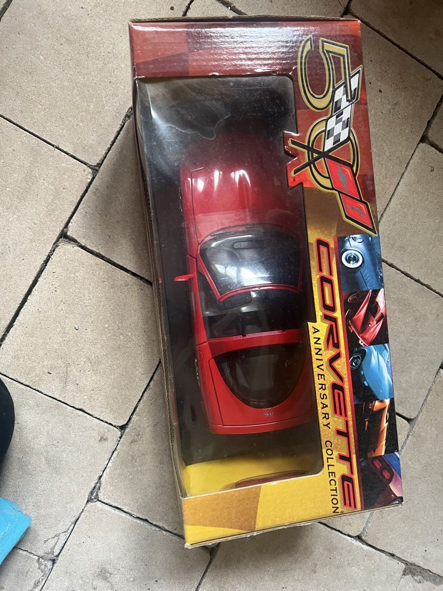 Chevrolet Modellautos: Corvette 2003 Coupe 50th Anniversary Modellauto rot 1:18 – Neu und originalverpackt aus Basel von bellespirit 3