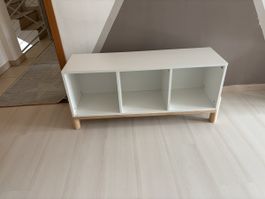 Regal weiss mit drei Fächern auf Holzbeinen gebraucht