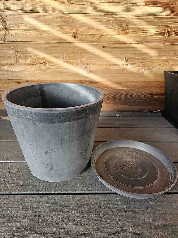 Blumentöpfe: 2x Moderner Beton-Look Übertopf mit Unterteller – Gebraucht aus Mettau von BasarVerkauf 1