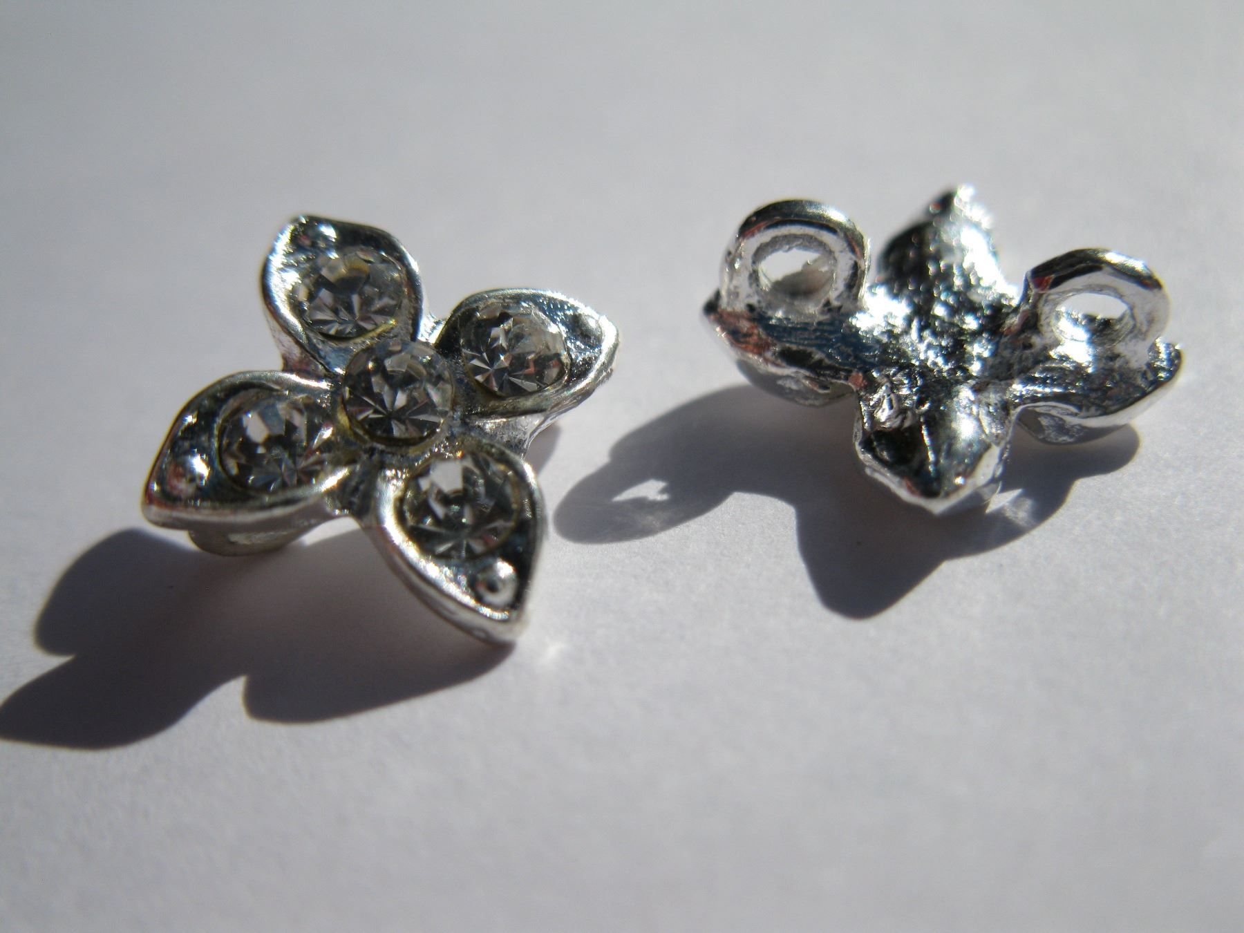 Perle (finte): 2 Verbinder, Zwischenteil, versilbert mit Strass – Nuovo e nell'imballaggio originale da St. Margarethen TG venduto da LuanaKa 1