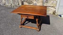 Très antique table avec dâte 1804