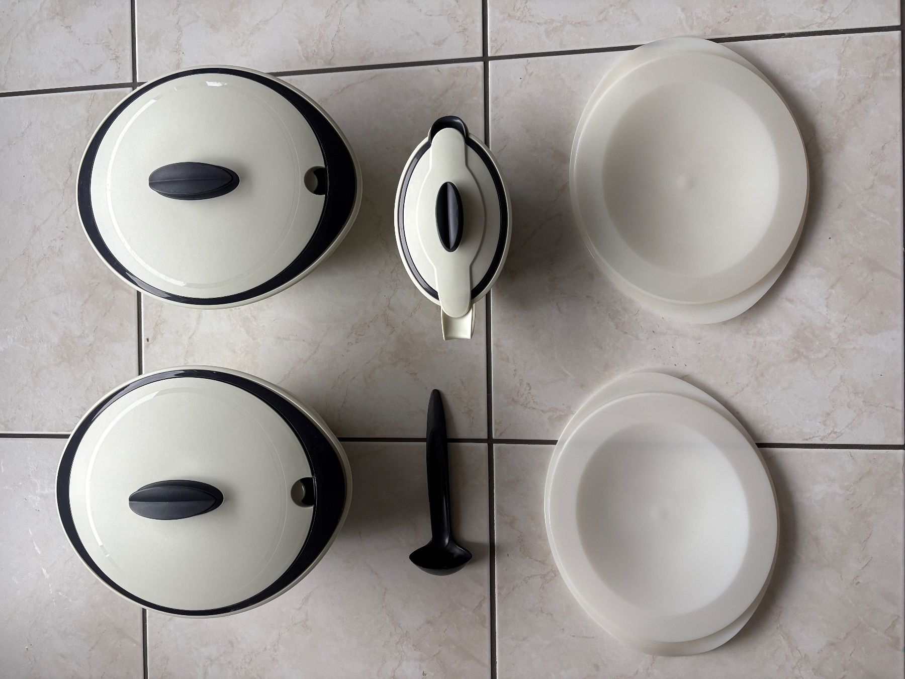 Tupperware Contenitori & Simili: Tupperware Sauciere mit Löffel und zwei Schüsseln – Usato da Lauerz venduto da Zuergi 2