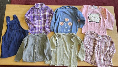 Kleiderpaket Gr. 86, 5 Oberteile, 1 Kleid, 1 Strickjacke