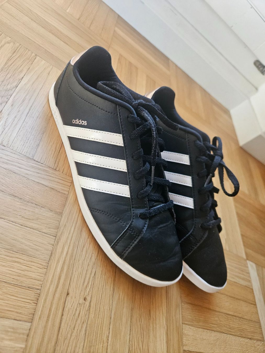 Adidas Scarpe da donna: Adidas Sneaker, Grösse 42, Top Zustand – Usato da Oberhelfenschwil venduto da tup12