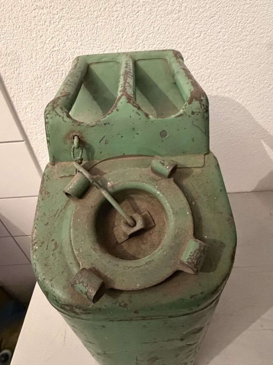 Benzinkanister: Kanister Vintage – Gebraucht aus La Cibourg von pantokrator 2