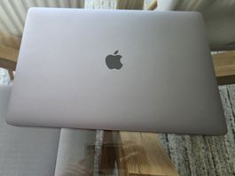 Apple MacBook Pro 15,4" | 2.6 GHz 6 Core i7 | 16 GB | 512