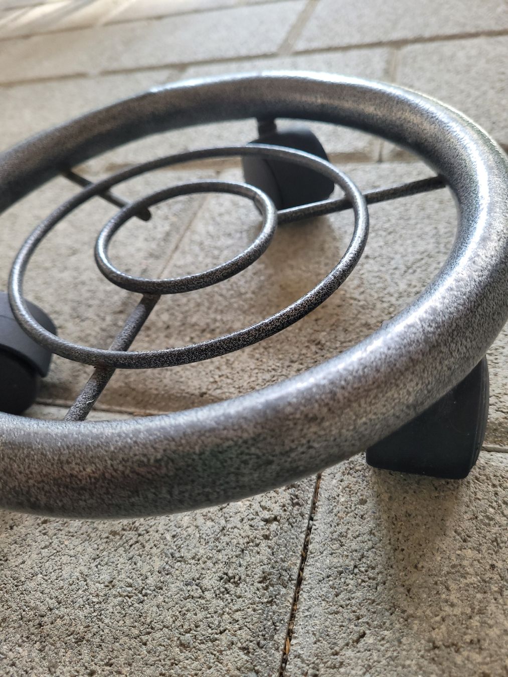 Sonstiges zum Lager & Transport: Pflanzenroller Metall rund 30cm Durchmesser mit Rollen – Gebraucht aus Tegerfelden von Tiggerfreund