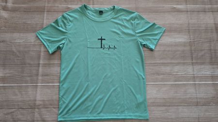 🆕 Sage Green Aesthetic Tee - S - T-Shirt mit Kreuz-Print