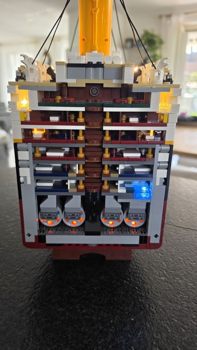 Lego Kit di costruzioni: Lego Titanic 10294 inkl. Light my Bricks – Usato da Obergerlafingen venduto da Deluxepoint 7