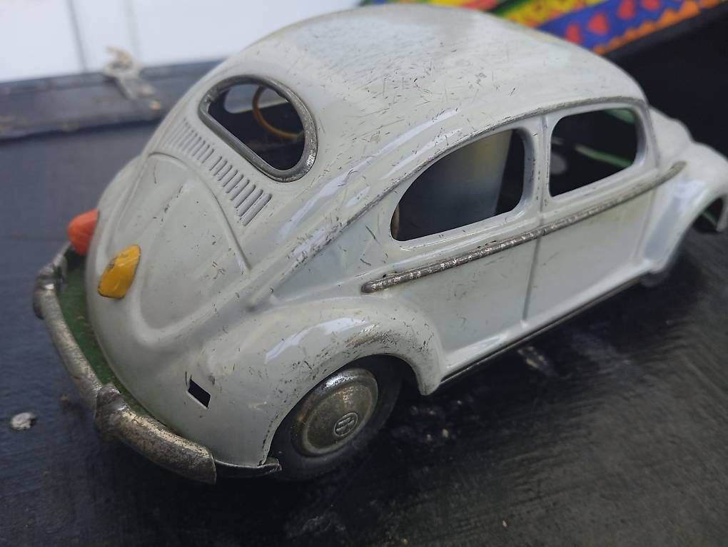 Volkswagen Modellini d'auto: Blechspielzeug Auto VW Käfer Grau mit Gebrauchsspuren – Usato da Basel venduto da Petergunn 1