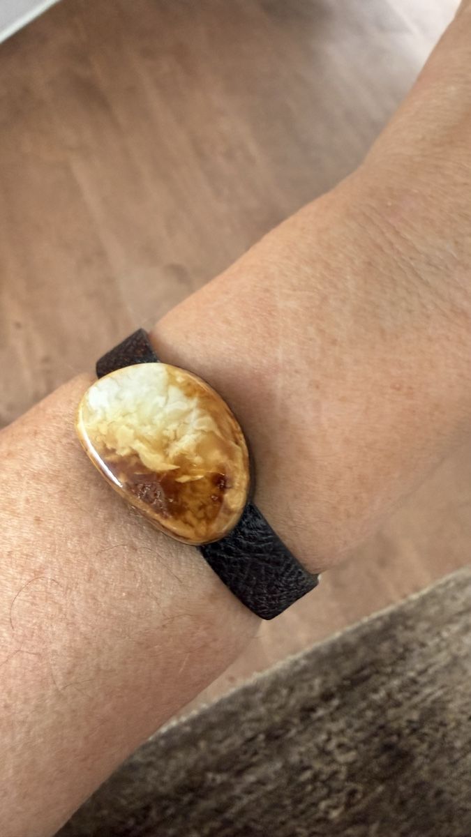 Bracciali & Braccialetti: Armband: Malerischer Bernstein auf Leder – Nuovo e nell'imballaggio originale da Ebikon venduto da elischka 1