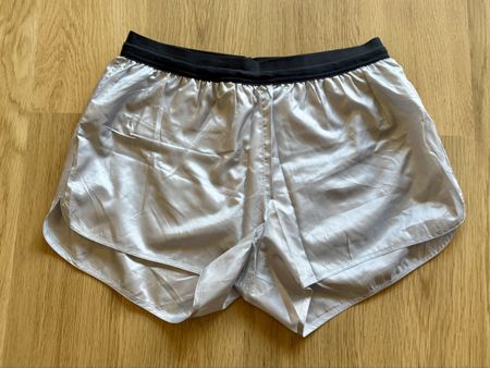 H&M Sport Shorts, Gr. 42, Silber Neu!