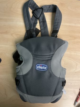 Neue Chicco Babytrage Grau - Bequem für Sie und Ihr Kind!