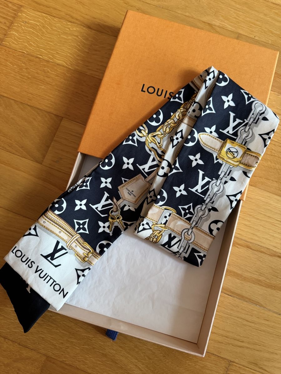 Louis Vuitton Foulard & Sciarpe: Louis Vuitton Foulard – Nuovo (secondo la descrizione) da Schmerikon venduto da 80zz08