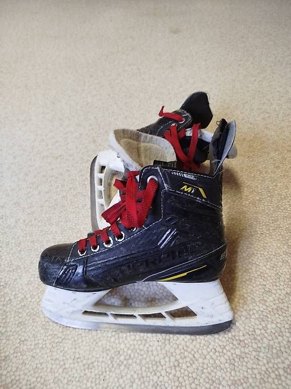 Pattini da ghiaccio: Bauer Schlittschuhe Grösse 2D – Usato da Kriechenwil venduto da 2jossy