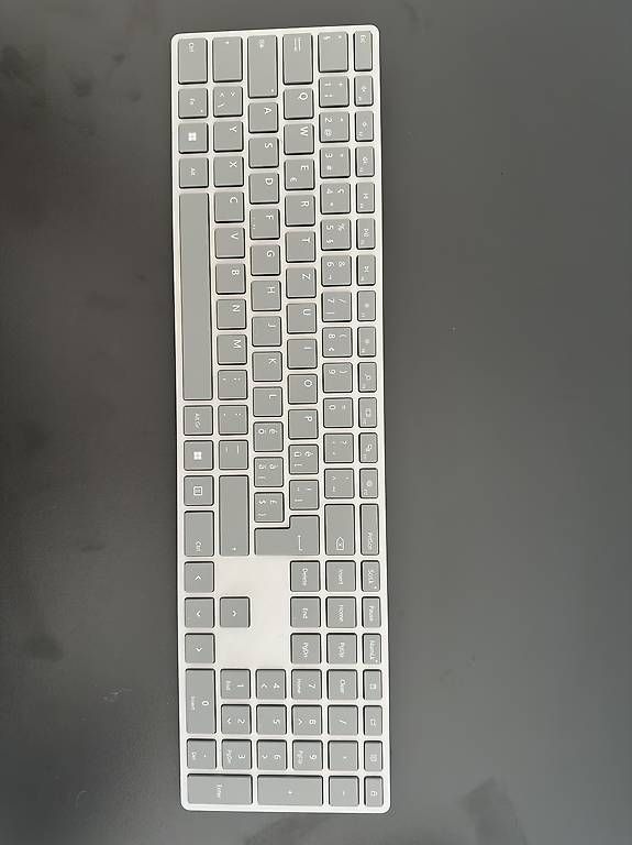 Claviers: Microsoft Surface Keyboard  CH Layout  Bluetooth  Silber – D'occasion à Aarburg par Thickmonky